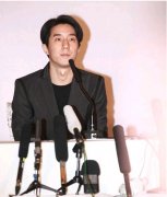 传奇一条龙转载：成龙赞儿子房祖名像男子汉 春节不会一起过