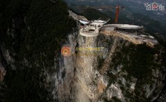 传奇一条龙转载：重庆建世界第一玻璃廊桥 悬挑于千米高空