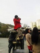 传奇开区一条龙转载：延安一女子为拍照坐红军雕塑头上