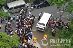 传奇开区一条龙转载：杭州余杭一小区发生血案 14岁男孩被继母砍