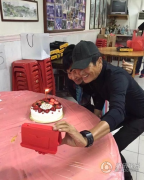 传奇开区一条龙转载：周润发低调迎60大寿 发嫂亲自送蛋糕示爱老