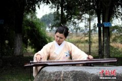 传奇sf一条龙转载：四川大学现“神雕侠侣” 穿汉服上课课余射箭