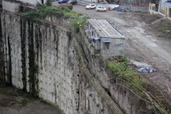 传奇sf一条龙转载：重庆一临时农民工住房搭建在25米深“大坑”边