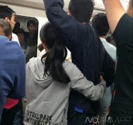 传奇开区一条龙转载：武汉女孩乞讨新招：不给钱就对男乘客摸胸搂