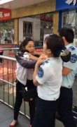 传奇开区一条龙转载：武汉两城管殴打女摊贩 城管委称将除名