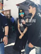 传奇私服一条龙转载：李晨范冰冰十指紧扣恩爱现身 大昭寺虔诚礼