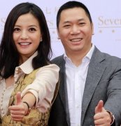 传奇开区一条龙转载：赵薇好莱坞星光大道留手印 公开晒幸福谢老