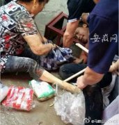 传奇开区一条龙转载：大妈猛追抢项链劫匪：逼进死胡同撕烂衣服生