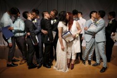传奇一条龙转载：七对中国同性恋情侣在美国结婚