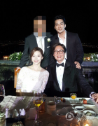 开服一条龙转裴勇俊婚礼现场照片曝光 宋承宪出席与新人合影