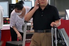 开服一条龙转载王菲带女儿李嫣度假 弯腰搬行李如“女汉子”