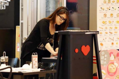 开服一条龙转郭富城绯闻女友街头店打工 TVB要苟芸慧还百万