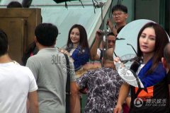 开服一条龙转姚笛拍戏穿热裤秀美腿 在片场安静沉默显孤单