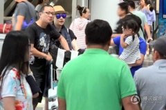 开服一条龙转梅婷挺大肚赴香港待产二胎 老公女儿温馨相随