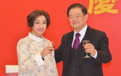 刘晓庆获73岁富商老公庆功 夫妻二人相敬如宾